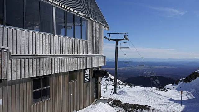 Ruapehu山顶的滑雪缆车视频素材