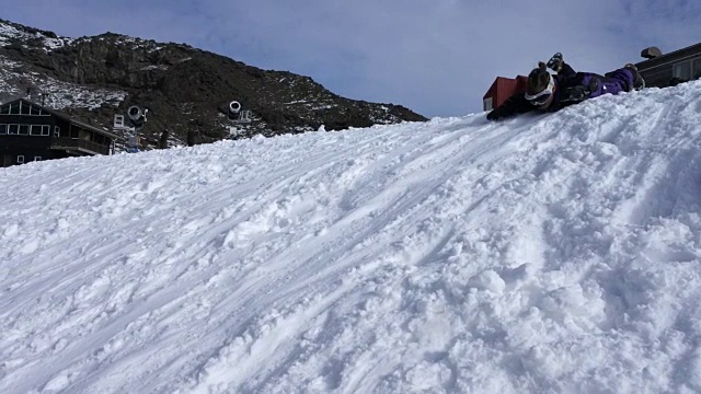 小女孩寒假在雪地上滑行视频素材