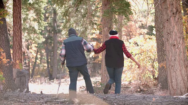 老黑人夫妇在森林里徒步旅行，后视镜视频素材