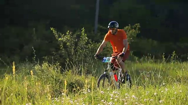 男性骑着山地车在山路上骑行视频素材