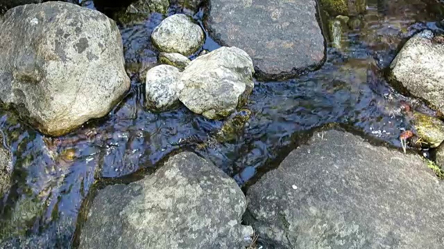 岩石间的水流视频素材