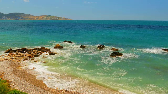 黑山的海滨，浪和云视频素材