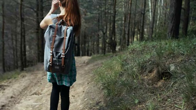 活跃健康的潮人青少年徒步森林视频素材