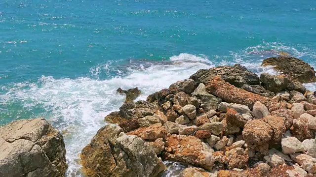 海边的黑山，波涛汹涌的大海视频素材