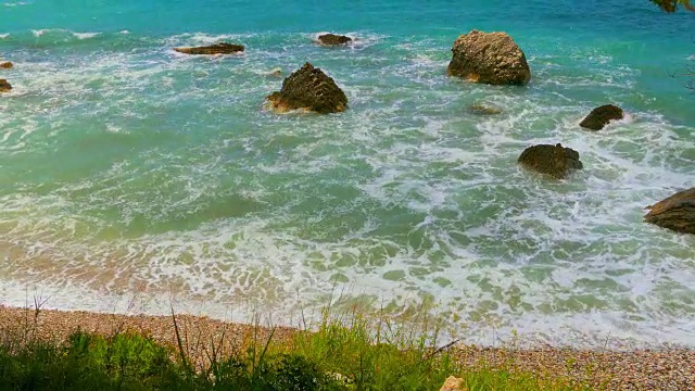 海边的黑山，波涛汹涌的大海视频素材