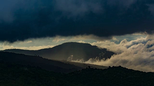 山岳自然时光流逝，云雾快速移动视频素材