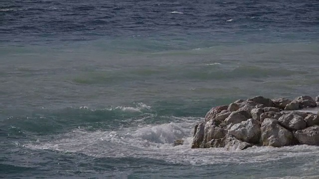 美丽的海景。浪击ok岩石视频素材