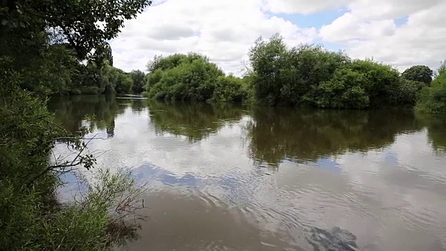 英国赫里福德郡罗斯河畔的怀伊河视频素材