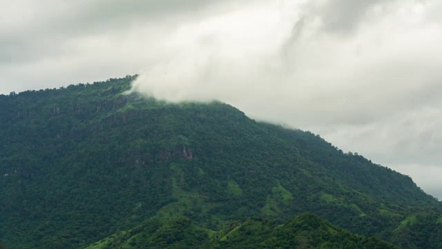 延时云在山脉上方移动视频素材