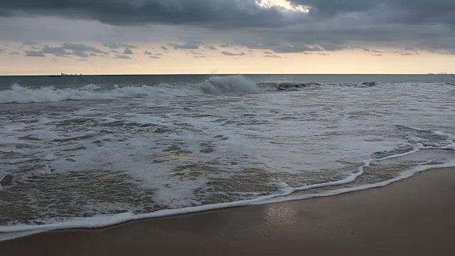 日落时分的热带海滩。视频素材