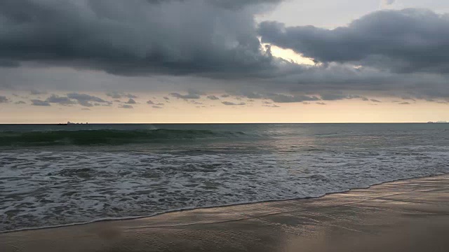 日落时分的热带海滩。视频素材