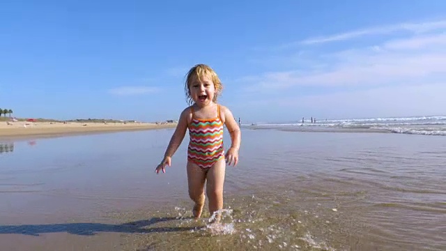 宝宝在海洋里奔跑视频素材