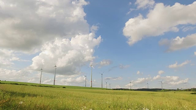 风力发电机在农村视频素材