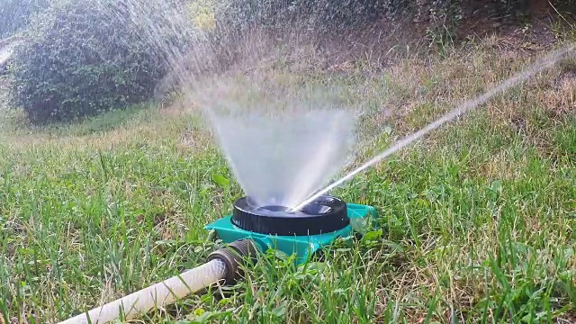 洒水车草坪视频素材