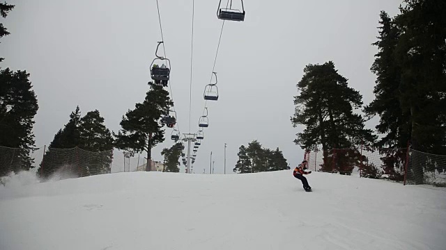 滑雪者和滑雪板运动员向山下滑雪视频素材