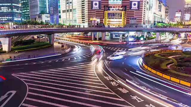 上海陆家嘴地铁站，夜间设有交通灯视频素材