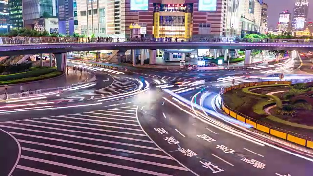 上海陆家嘴地铁站，夜间设有交通灯视频素材