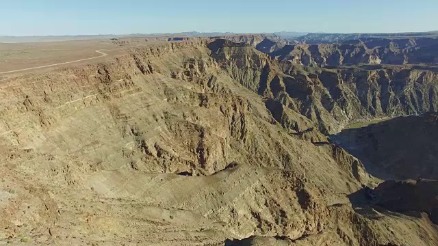 4K男游客站在鱼河峡谷边看风景视频素材