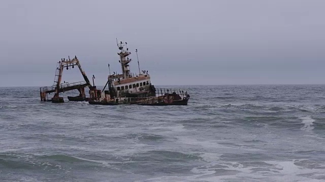 4K海浪冲刷纳米比亚骷髅海岸的船只残骸视频素材