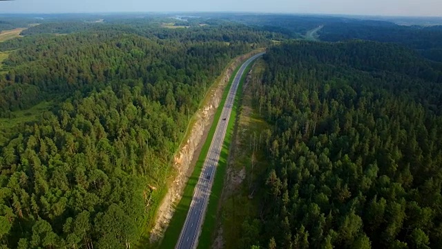 汽车在森林道路上行驶的鸟瞰图视频素材