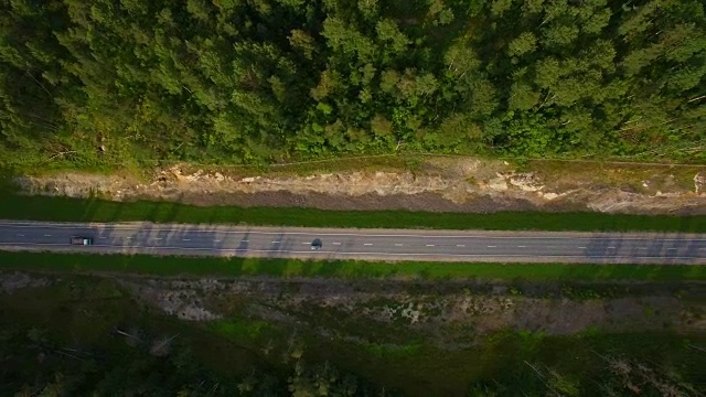 汽车在森林道路上行驶的鸟瞰图视频素材