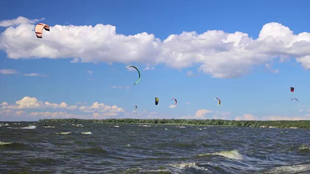 人们风帆kiteboarding。广角静态景观全景拍摄视频素材