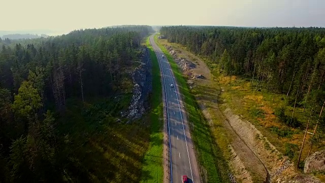 汽车在森林道路上行驶的鸟瞰图视频素材