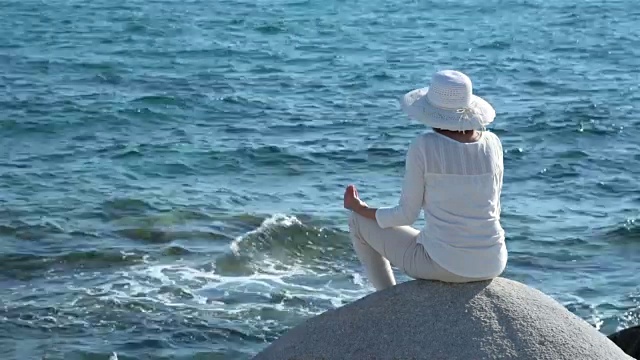 在海边岩石上的女人视频素材