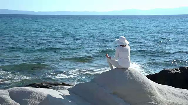 在海边岩石上的女人视频素材