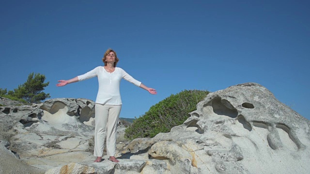 在海边岩石上的女人视频素材