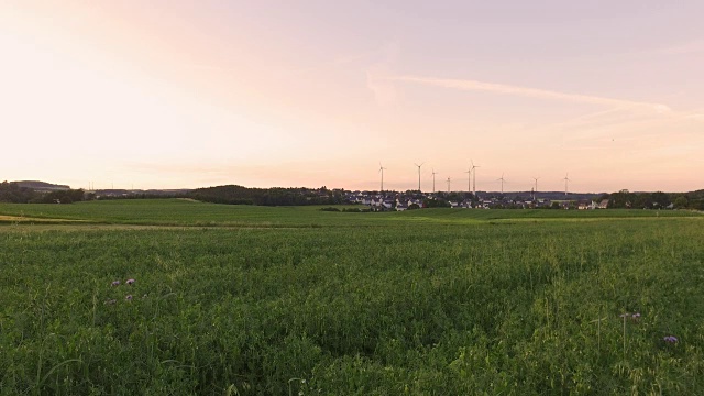 风力发电机在农村视频素材