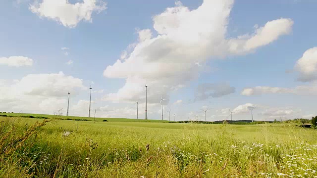 风力发电机在农村视频素材