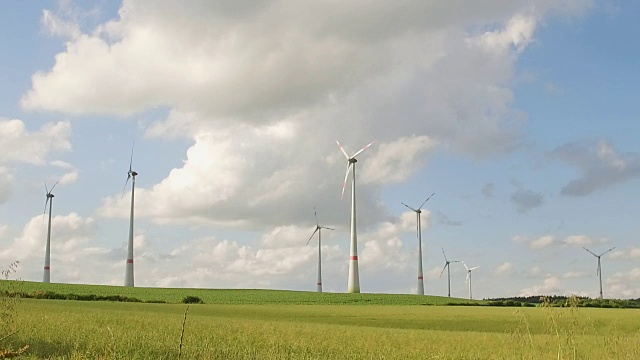 风力发电机在农村视频素材