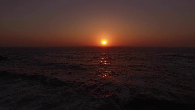 海面上的日落鸟瞰图视频素材