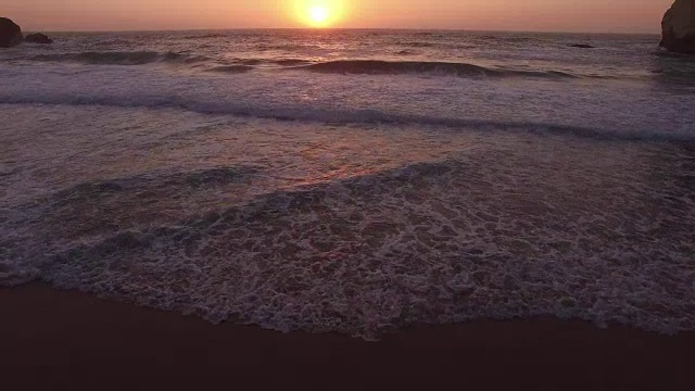 海面上的日落鸟瞰图视频素材