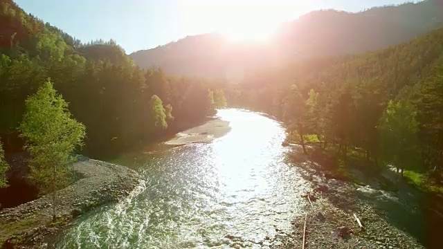 全高清FHD鸟瞰图。在阳光明媚的夏日清晨，低空飞过新鲜寒冷的山间河流视频下载