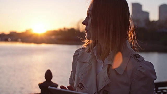 在Sunset开发平板电脑的女性视频素材