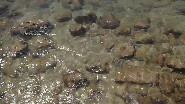 海岸、海浪、阳光、美丽……关闭了。视频素材