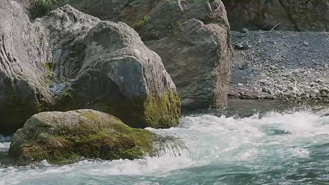 日本东京奥多摩市多摩河的水流视频素材