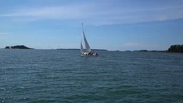 芬兰海岸外海上的一艘帆船。视频素材