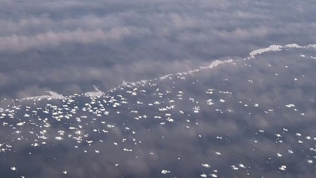 日本北海道，埃里莫角海岸的空中浮冰视频素材