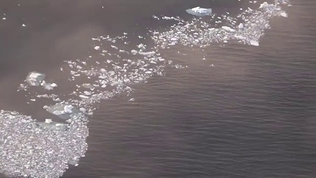 日本北海道，埃里莫角海岸的空中浮冰视频素材