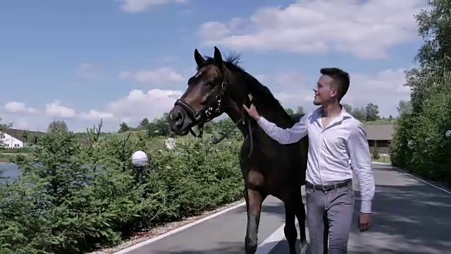 在路上骑马的人视频素材