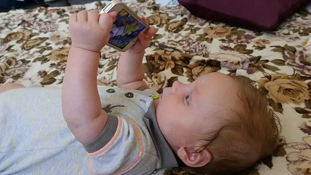 有智能手机的小男孩视频素材