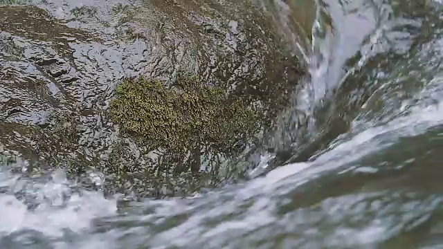 日本奥多摩，多摩河的水流，用慢镜头拍摄视频素材