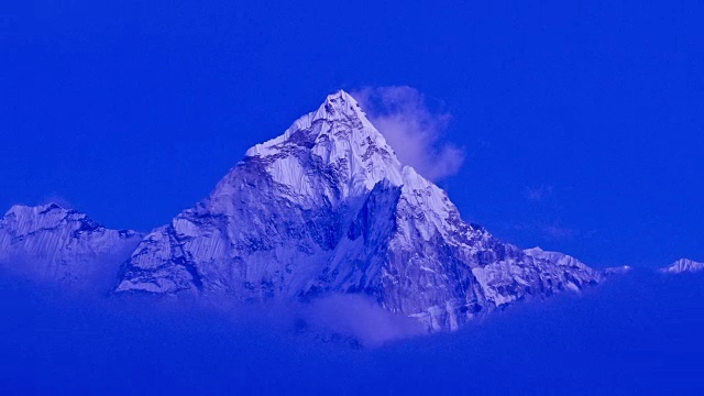 喜马拉雅山山景，阿玛达布拉姆日落。间隔拍摄视频下载