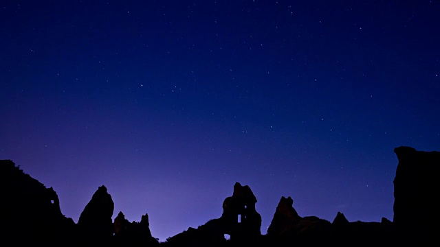 土耳其卡帕多西亚的夜山景观。时间流逝。视频下载