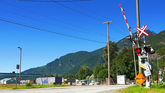 降低铁路铁路道口信号杆，交通安全屏障视频素材