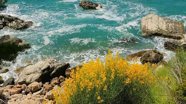 海边的黑山，波涛汹涌的大海视频素材