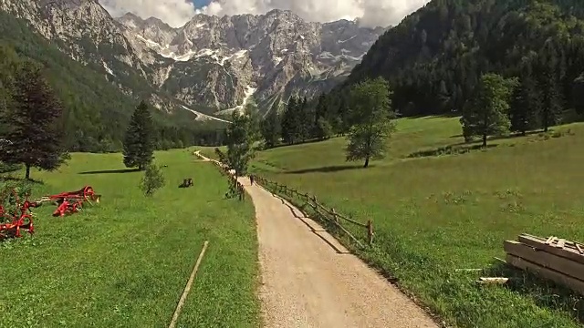 摄像机在通往山区的道路上方飞行视频下载